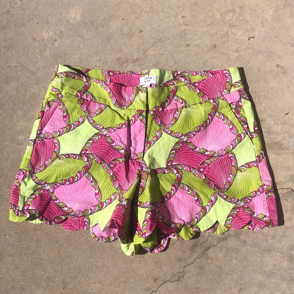 Crown & Ivy size 8 Scalloped edged shorts.